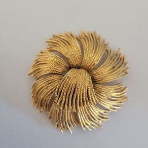 Vintage Signed Monet Cordelia Spray Gold Tone Flower Brooch Pin